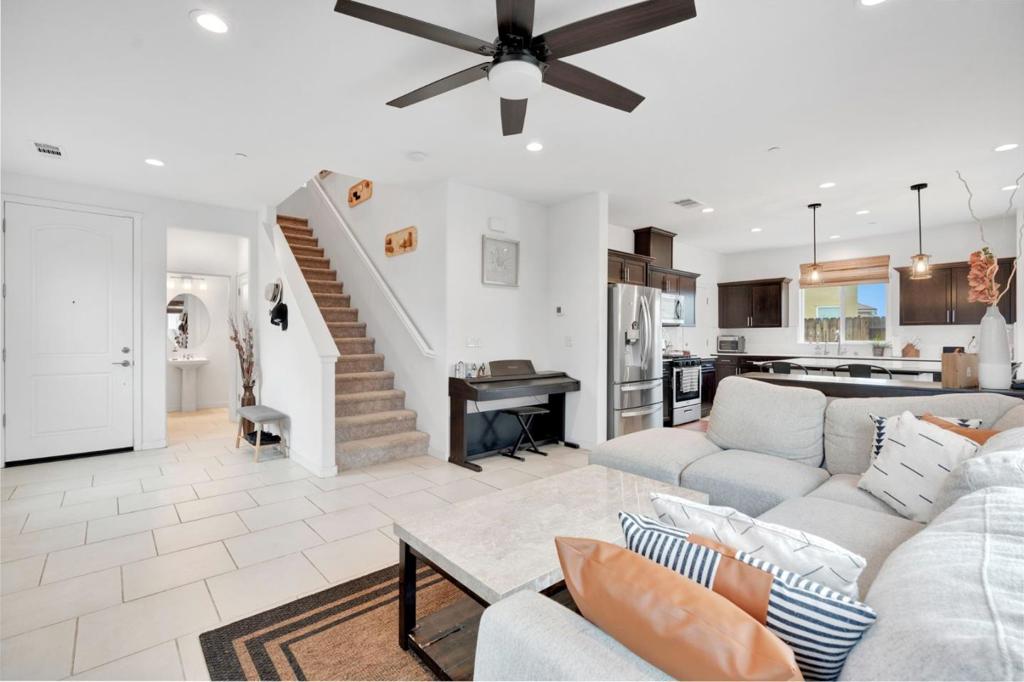 888 Descanso Ave, Clovis, CA 93619