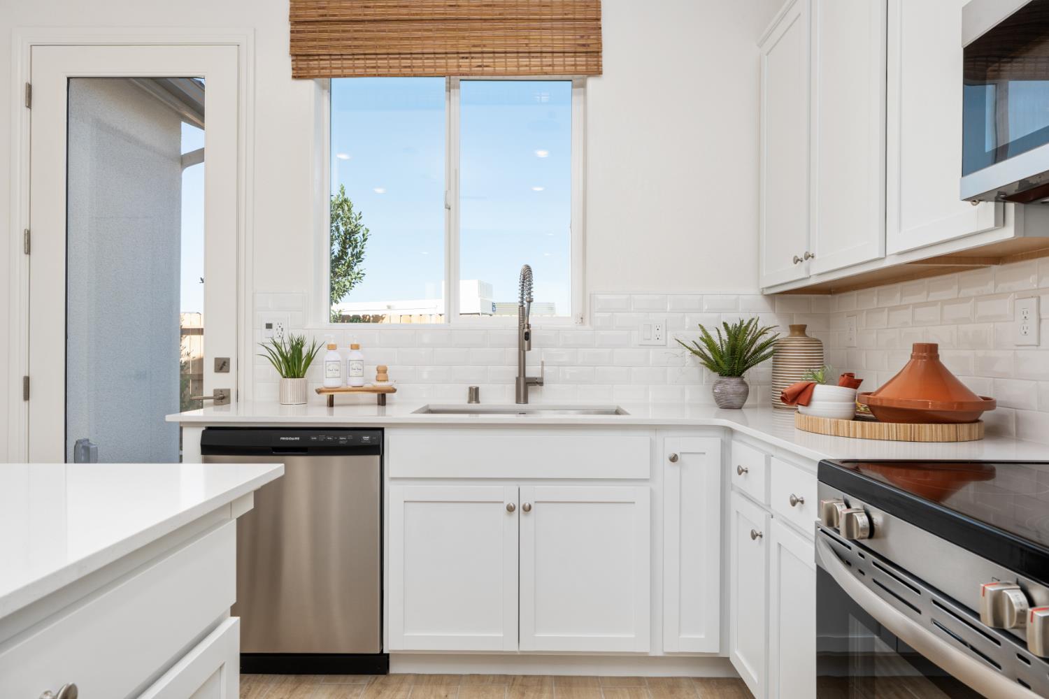 1484 Farmhouse Ln, Clovis, CA 93619