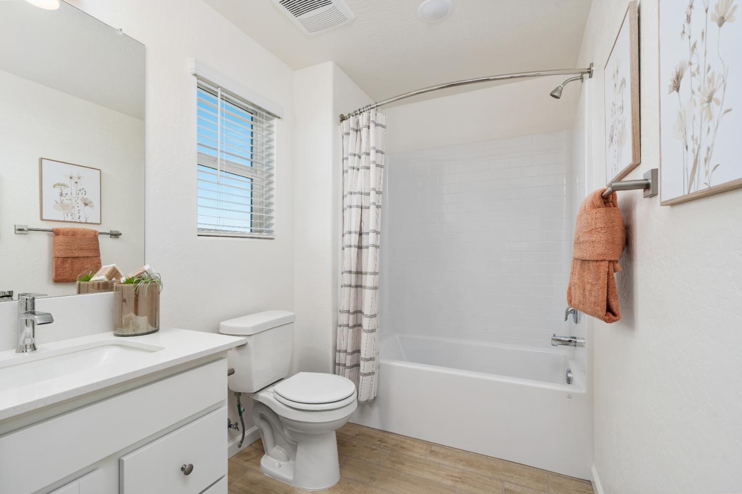 1484 Farmhouse Ln, Clovis, CA 93619