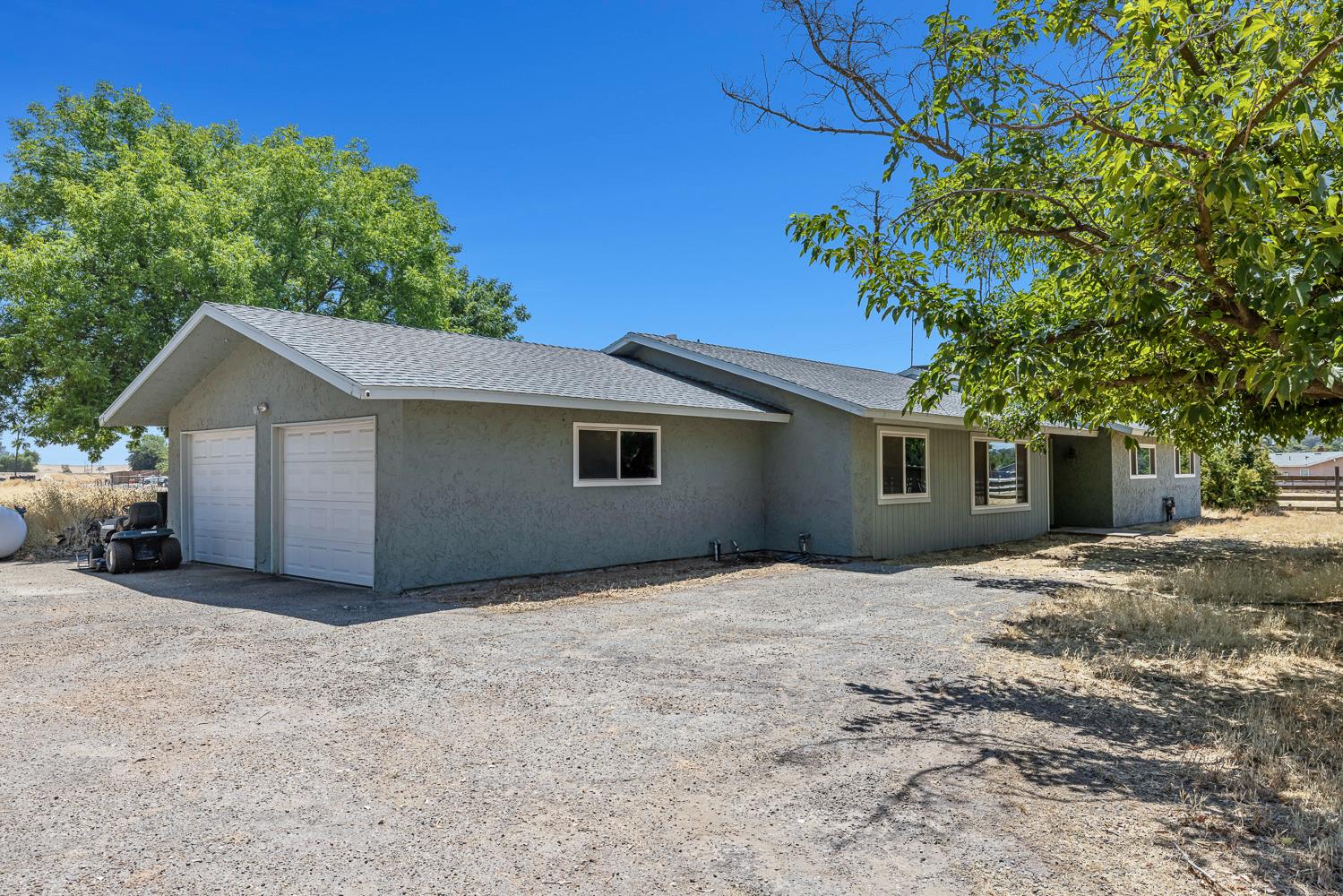 10858 N Armstrong Ave, Clovis, CA 93619