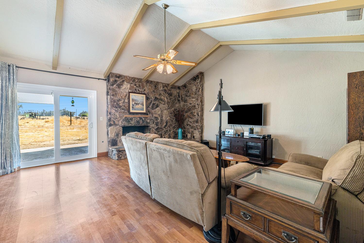 10858 N Armstrong Ave, Clovis, CA 93619