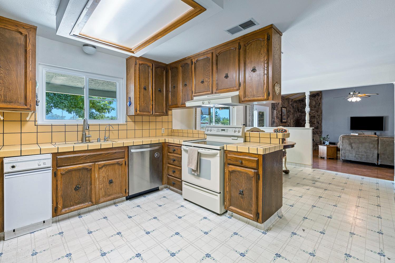 10858 N Armstrong Ave, Clovis, CA 93619