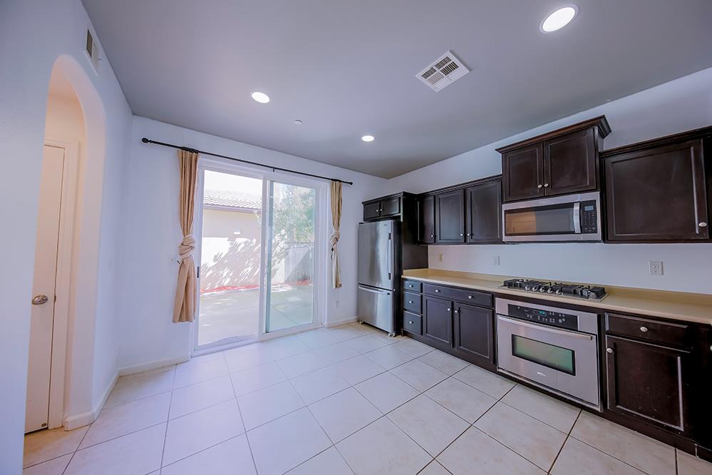 1587 N STRADA Way, Clovis, CA 93619