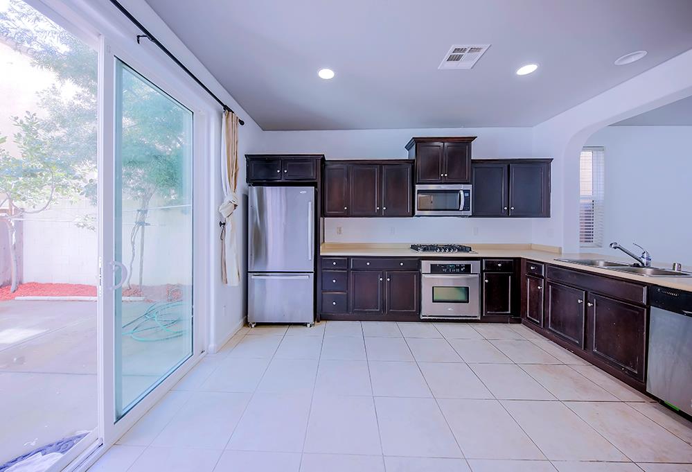 1587 N STRADA Way, Clovis, CA 93619