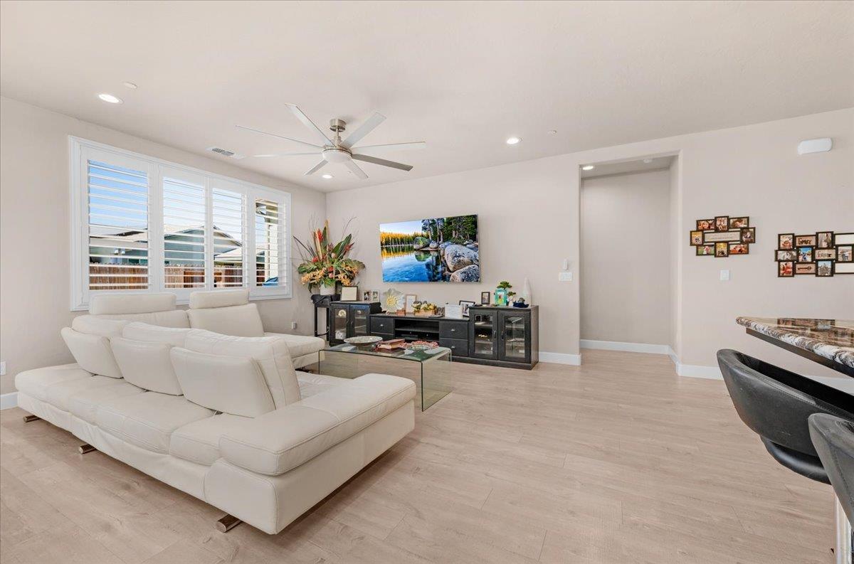 3833 Hannah Ln, Clovis, CA 93619