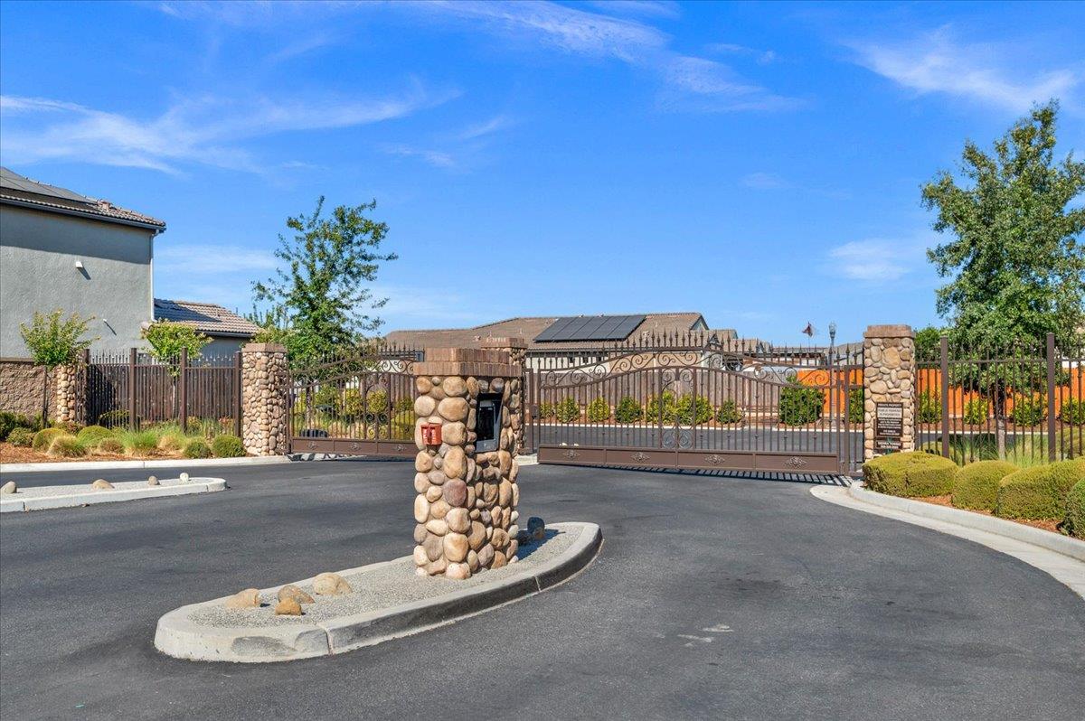 3833 Hannah Ln, Clovis, CA 93619