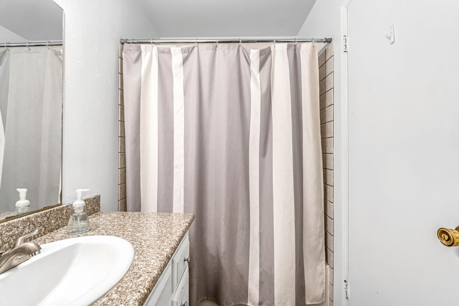 937 Filbert Ave, Clovis, CA 93611