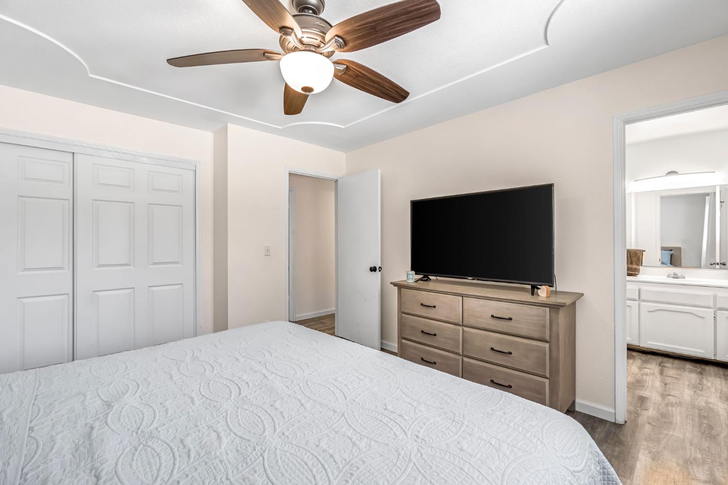 937 Filbert Ave, Clovis, CA 93611