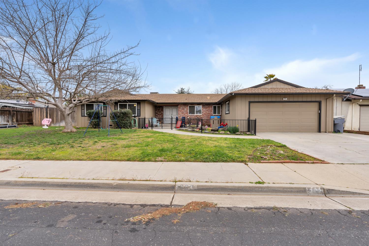 983 Ezie Ave, Clovis, CA 93611