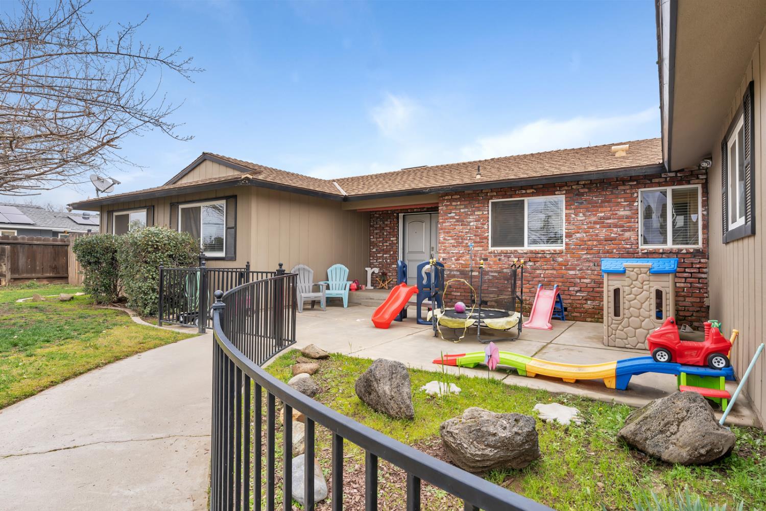 983 Ezie Ave, Clovis, CA 93611