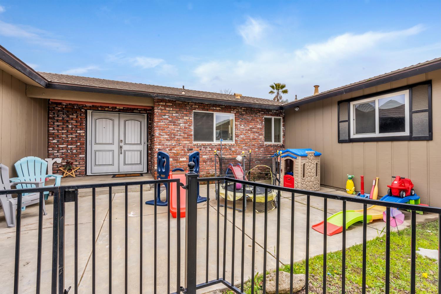 983 Ezie Ave, Clovis, CA 93611