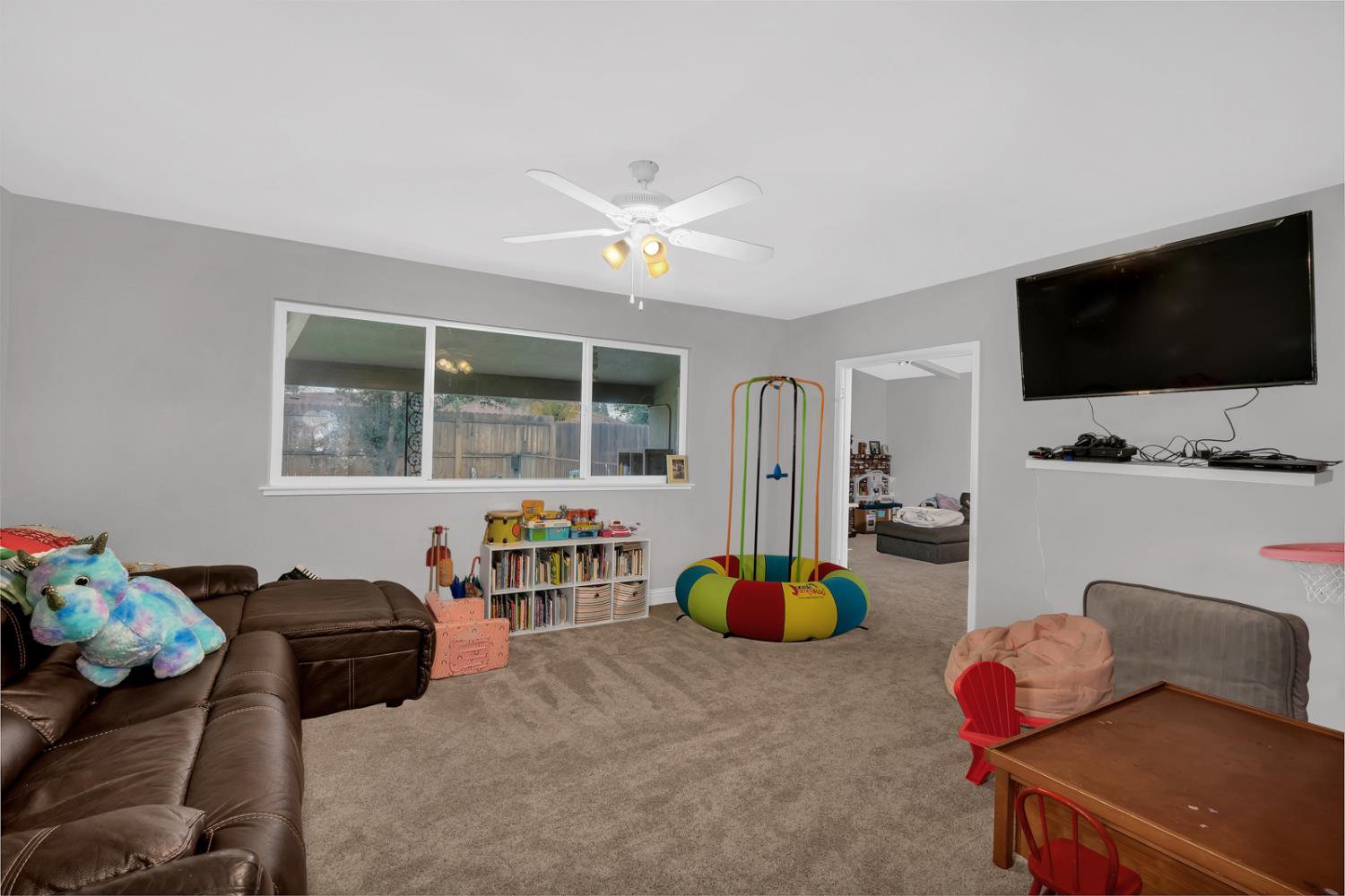 983 Ezie Ave, Clovis, CA 93611