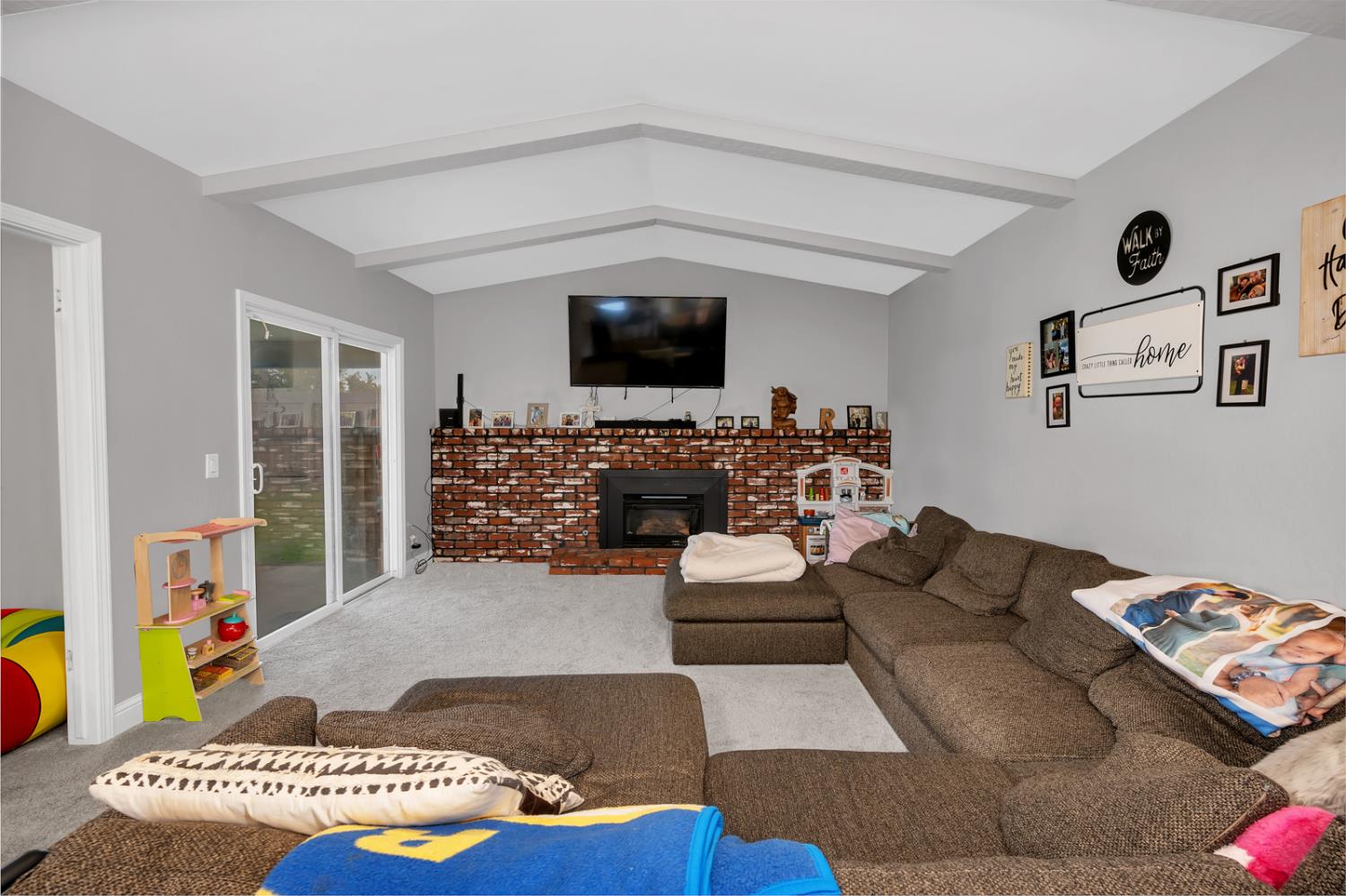 983 Ezie Ave, Clovis, CA 93611