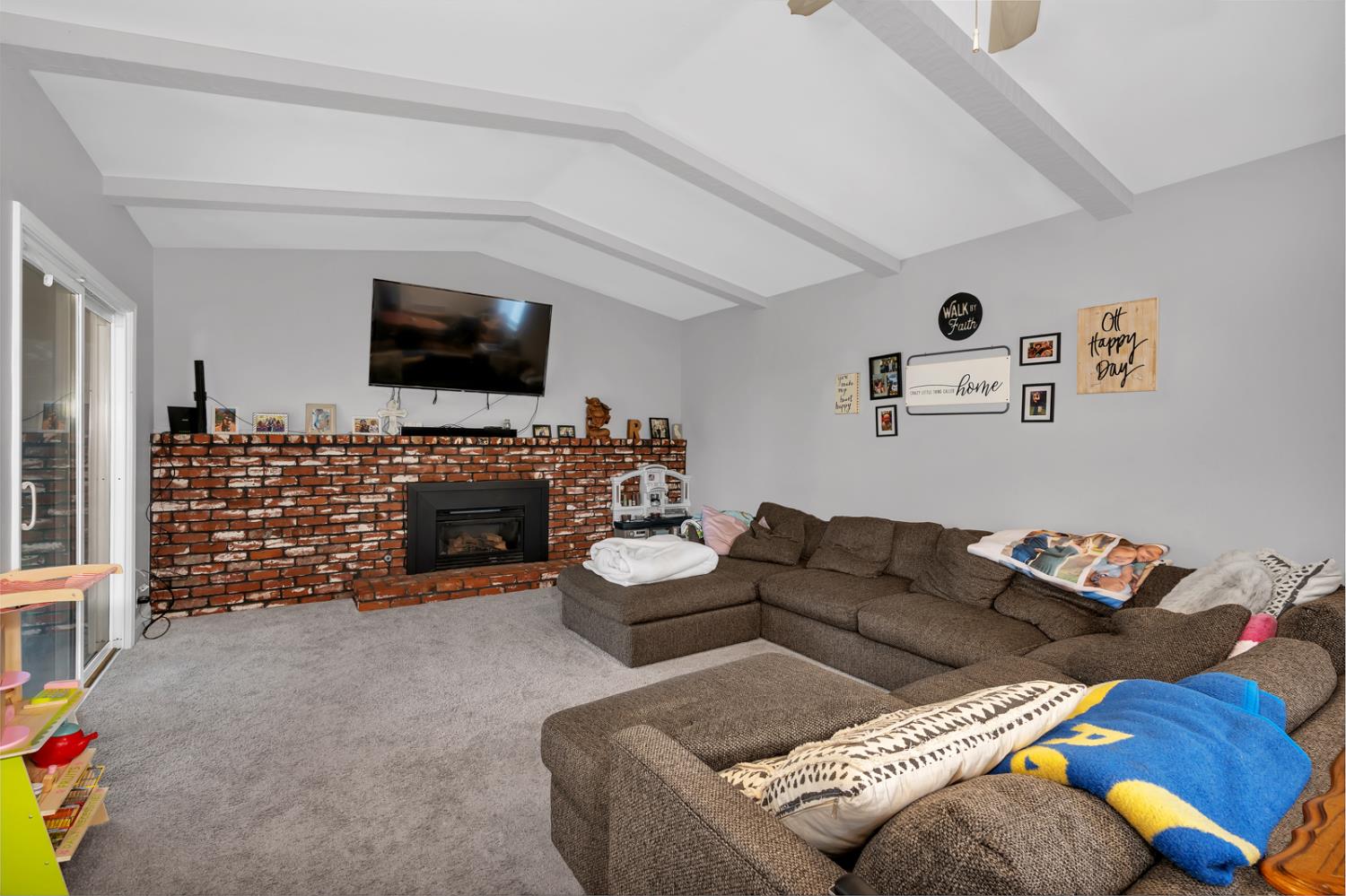 983 Ezie Ave, Clovis, CA 93611