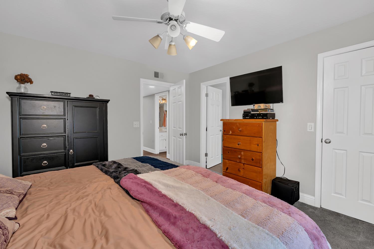 983 Ezie Ave, Clovis, CA 93611