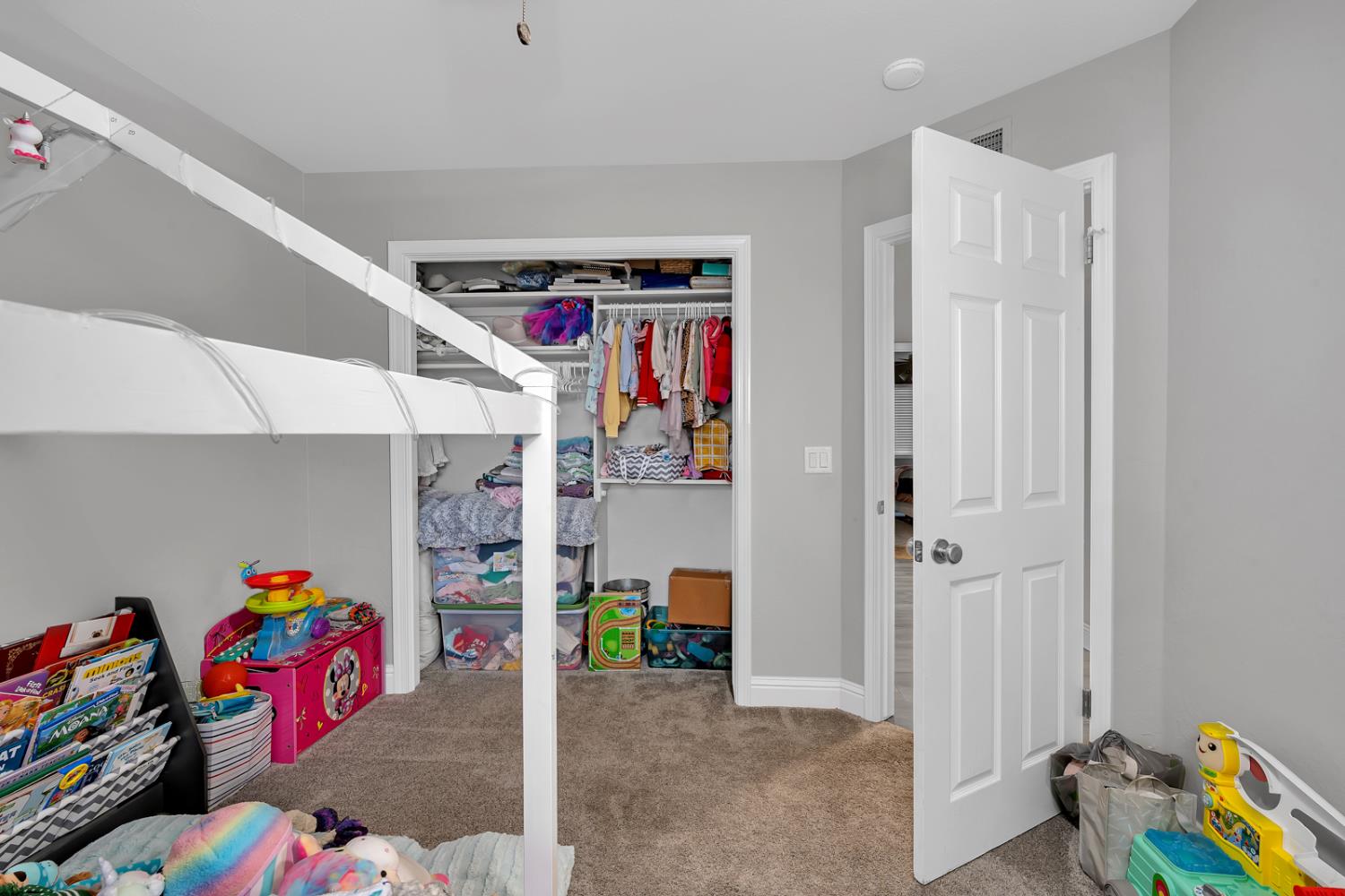 983 Ezie Ave, Clovis, CA 93611