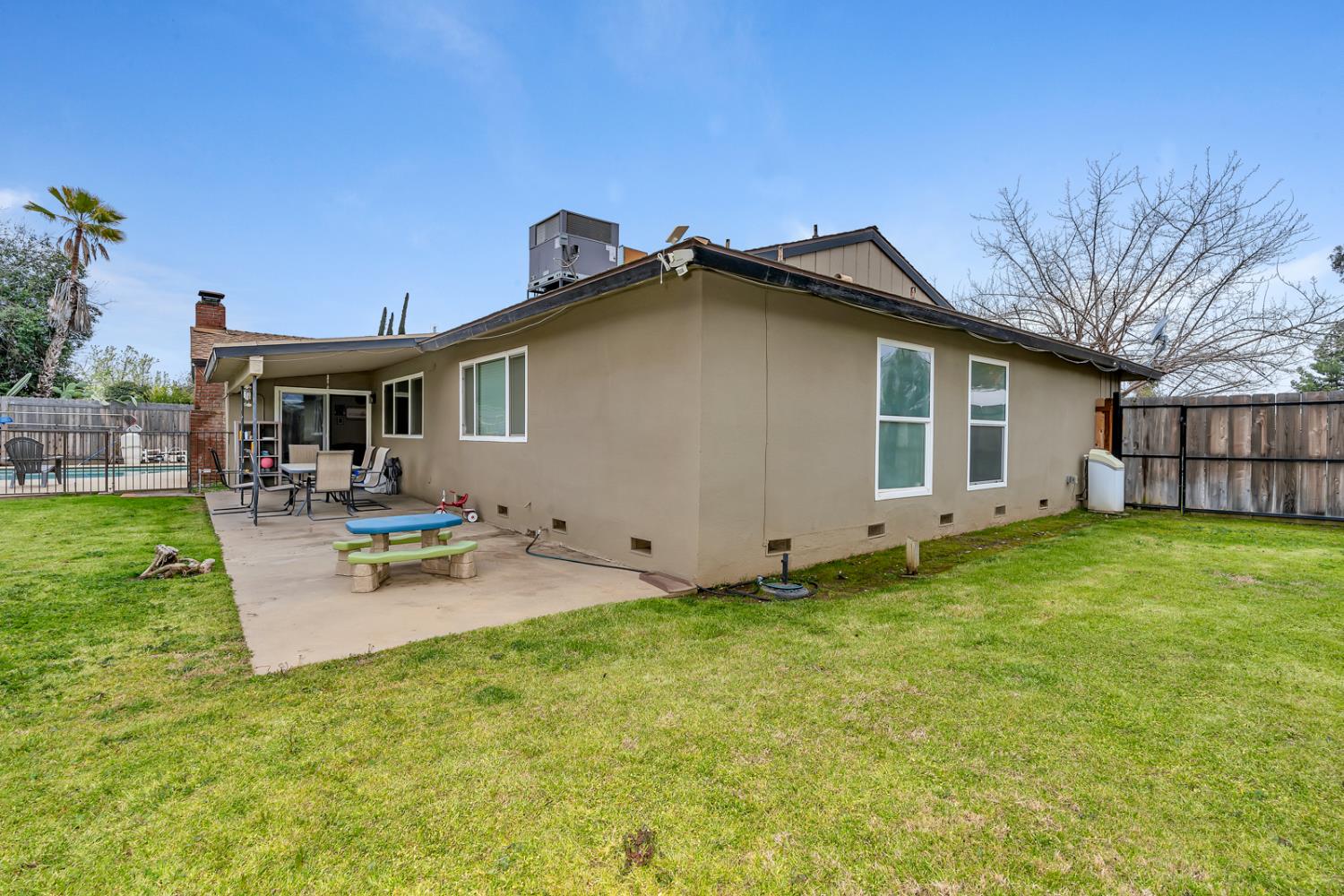 983 Ezie Ave, Clovis, CA 93611