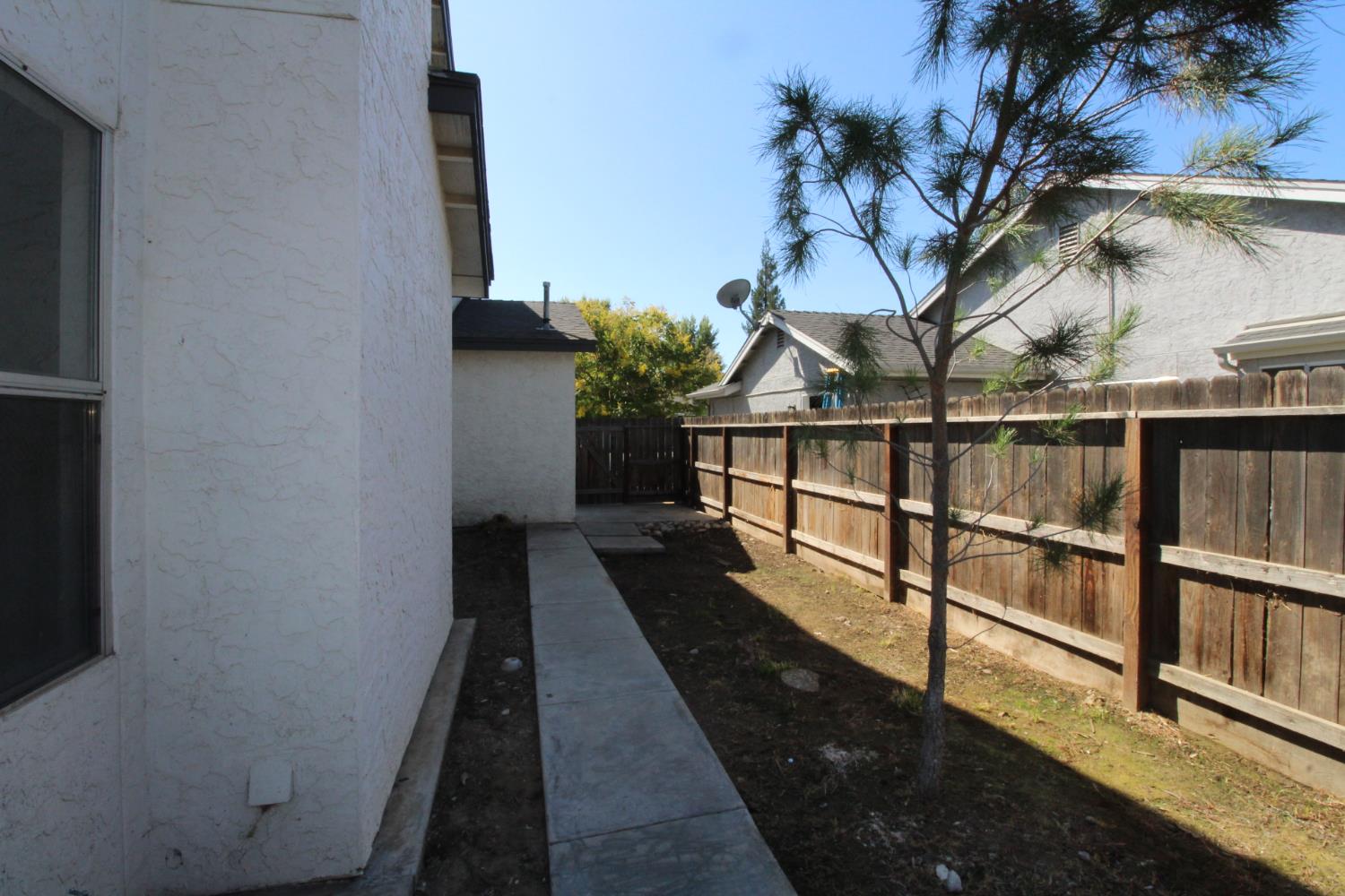 2117 Goshen Ave, Clovis, CA 93611