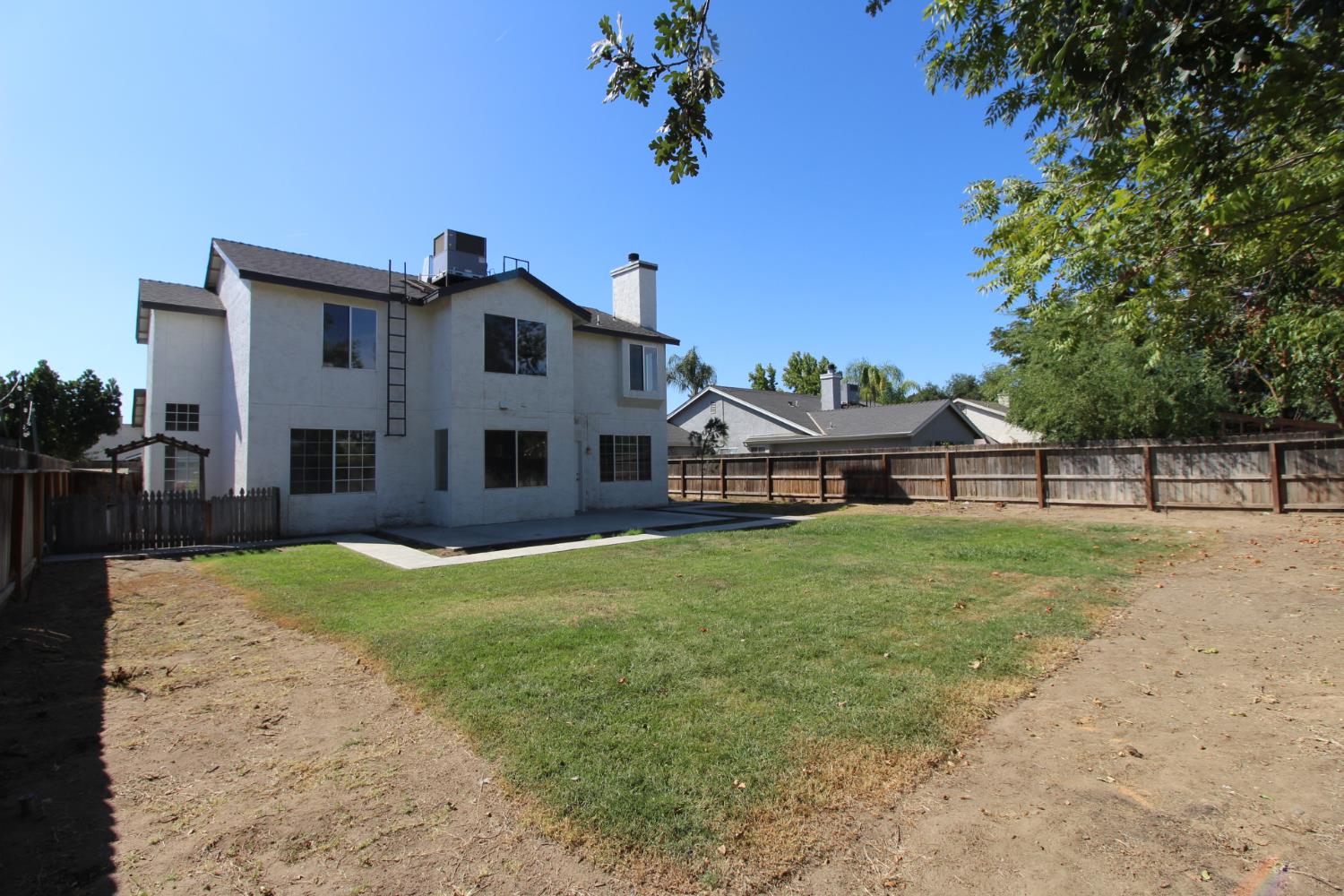 2117 Goshen Ave, Clovis, CA 93611