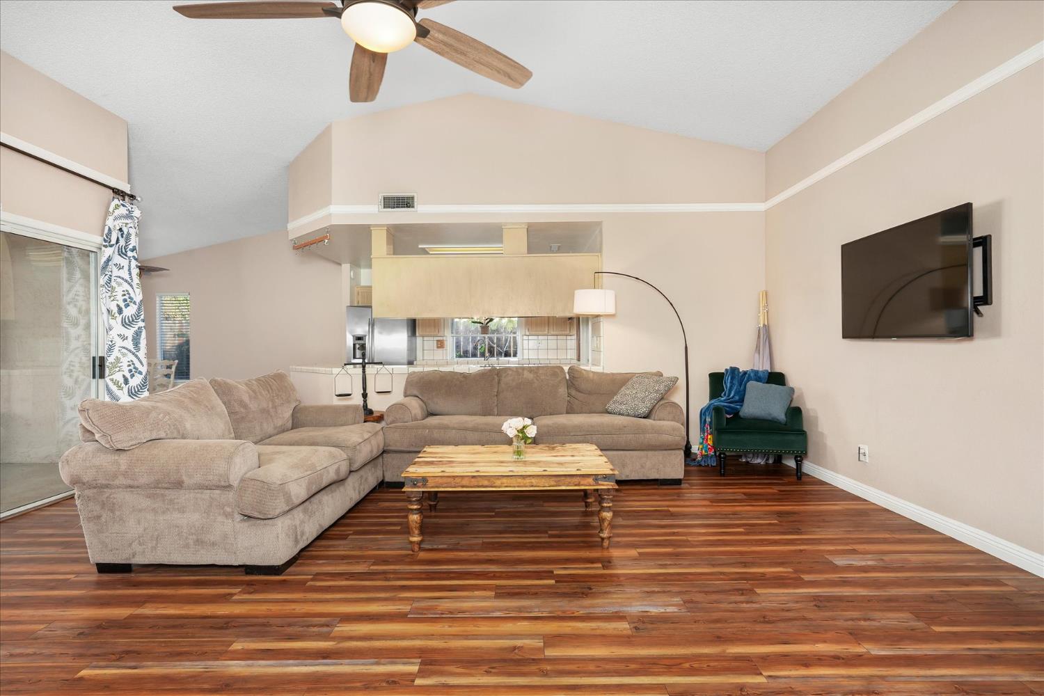 332 Magnolia Ave, Clovis, CA 93611