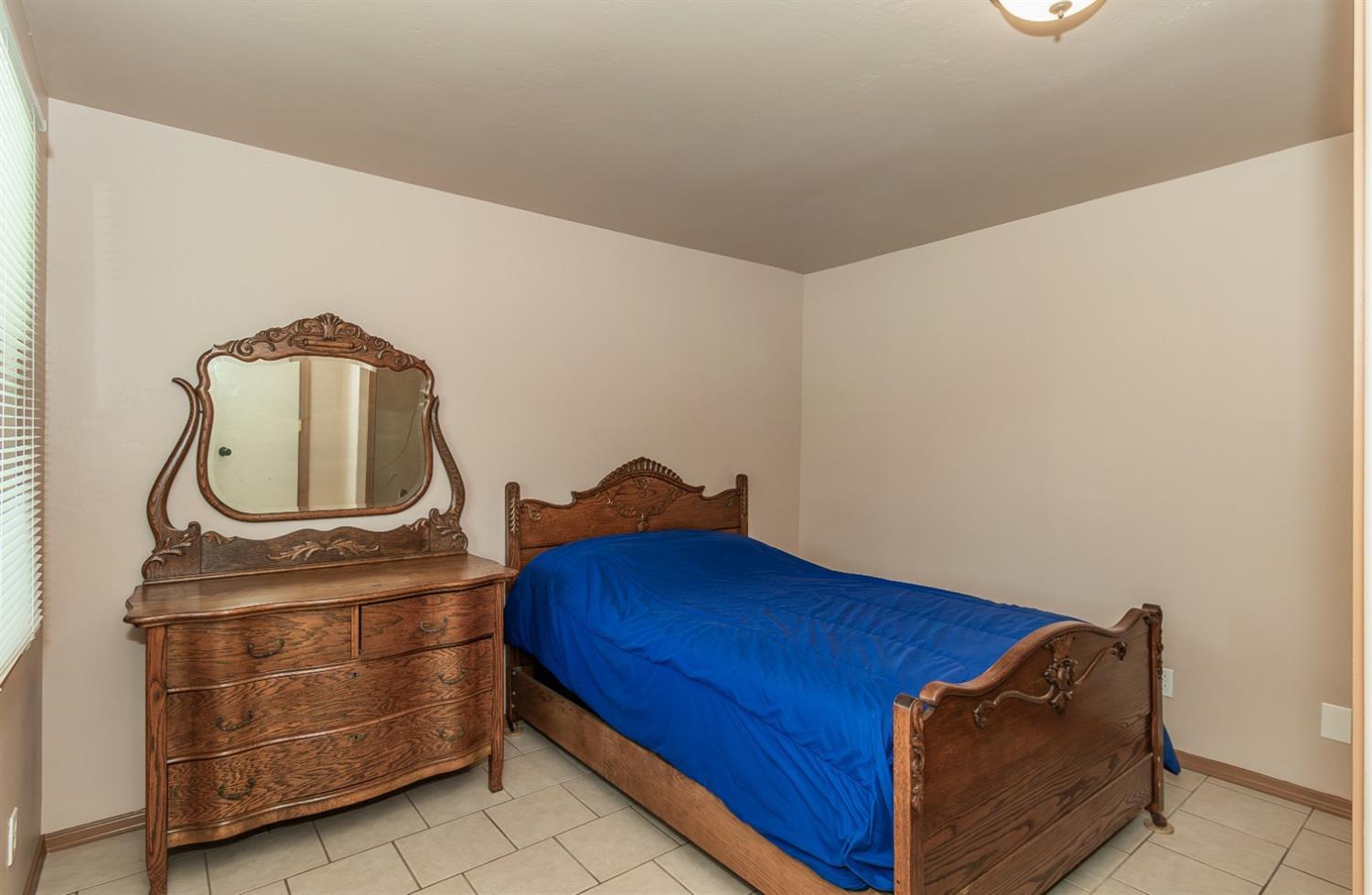 1498 Escalon Ave, Clovis, CA 93611