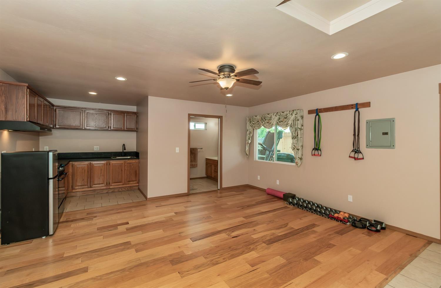 1498 Escalon Ave, Clovis, CA 93611