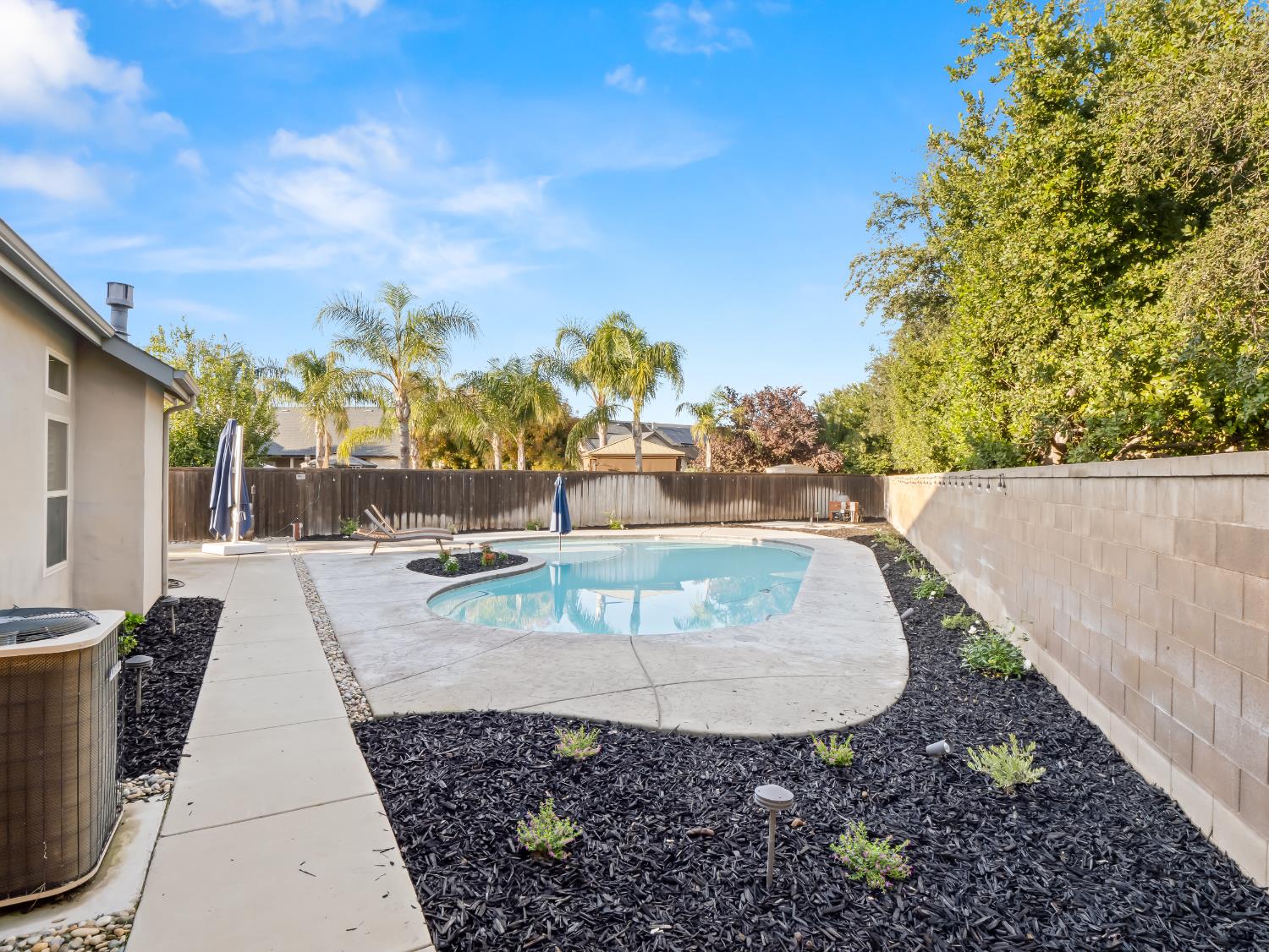 1687 N Karen Ave, Clovis, CA 93619