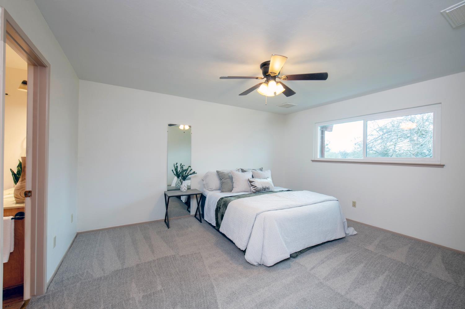 21256 Tollhouse Rd, Clovis, CA 93619