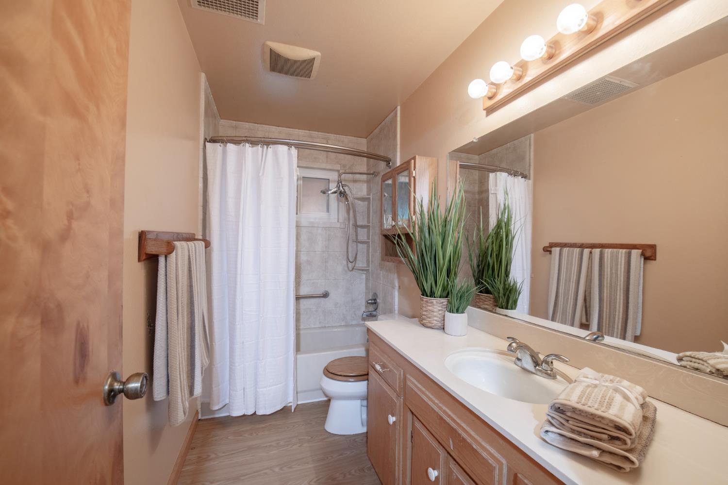 21256 Tollhouse Rd, Clovis, CA 93619