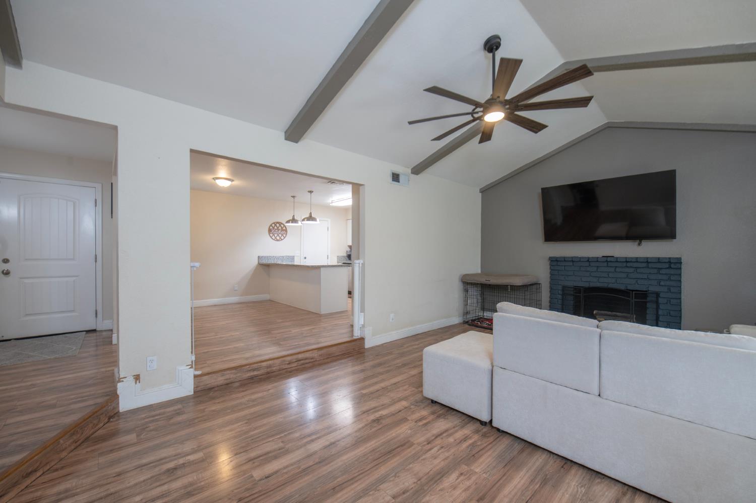 30 W Holland Ave, Clovis, CA 93612