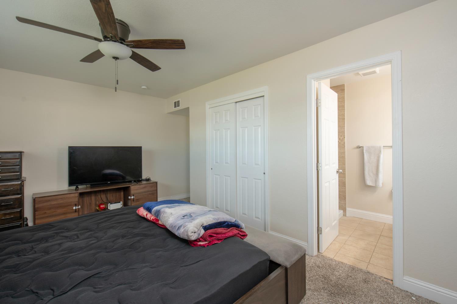 30 W Holland Ave, Clovis, CA 93612