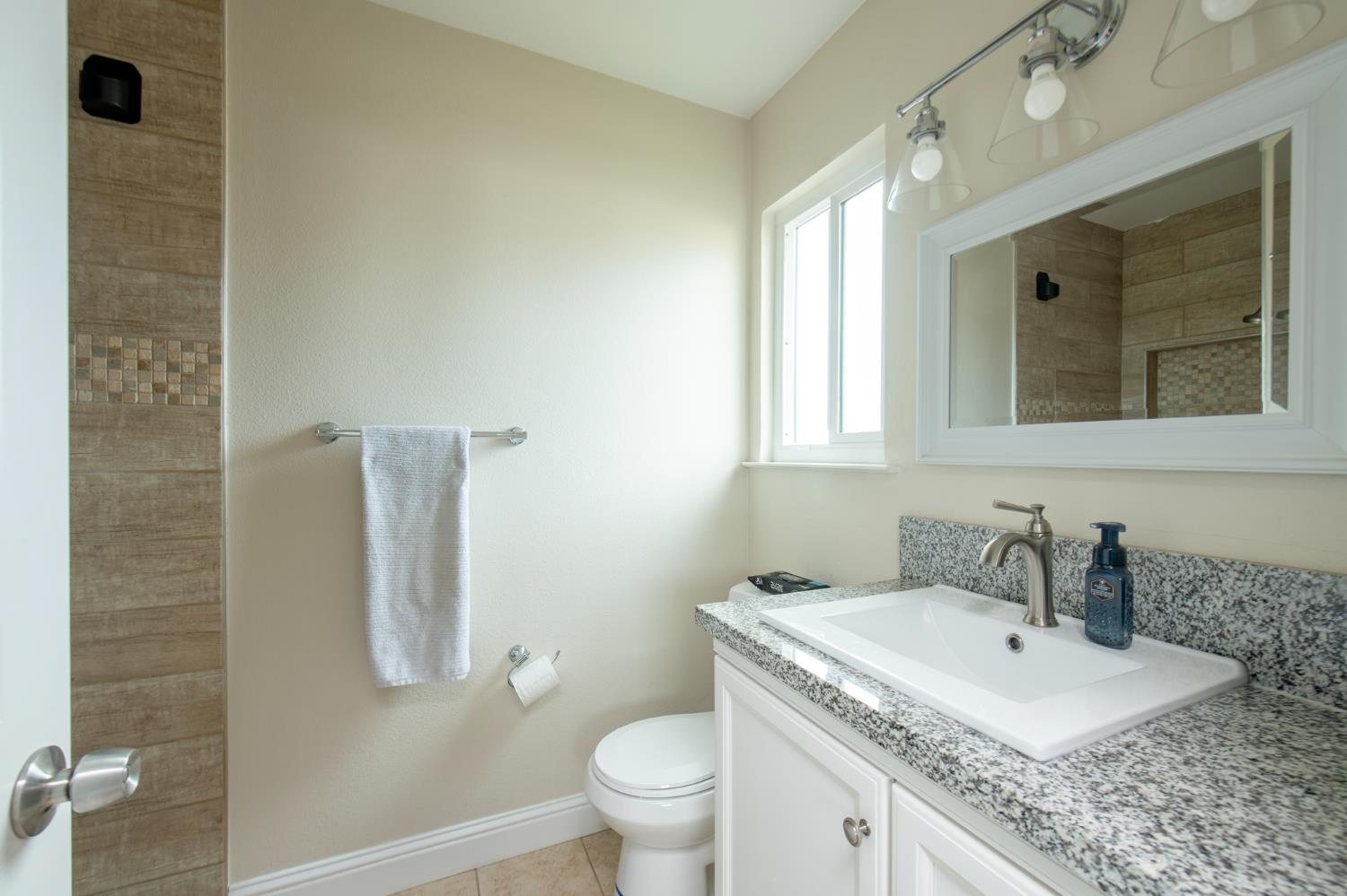 30 W Holland Ave, Clovis, CA 93612