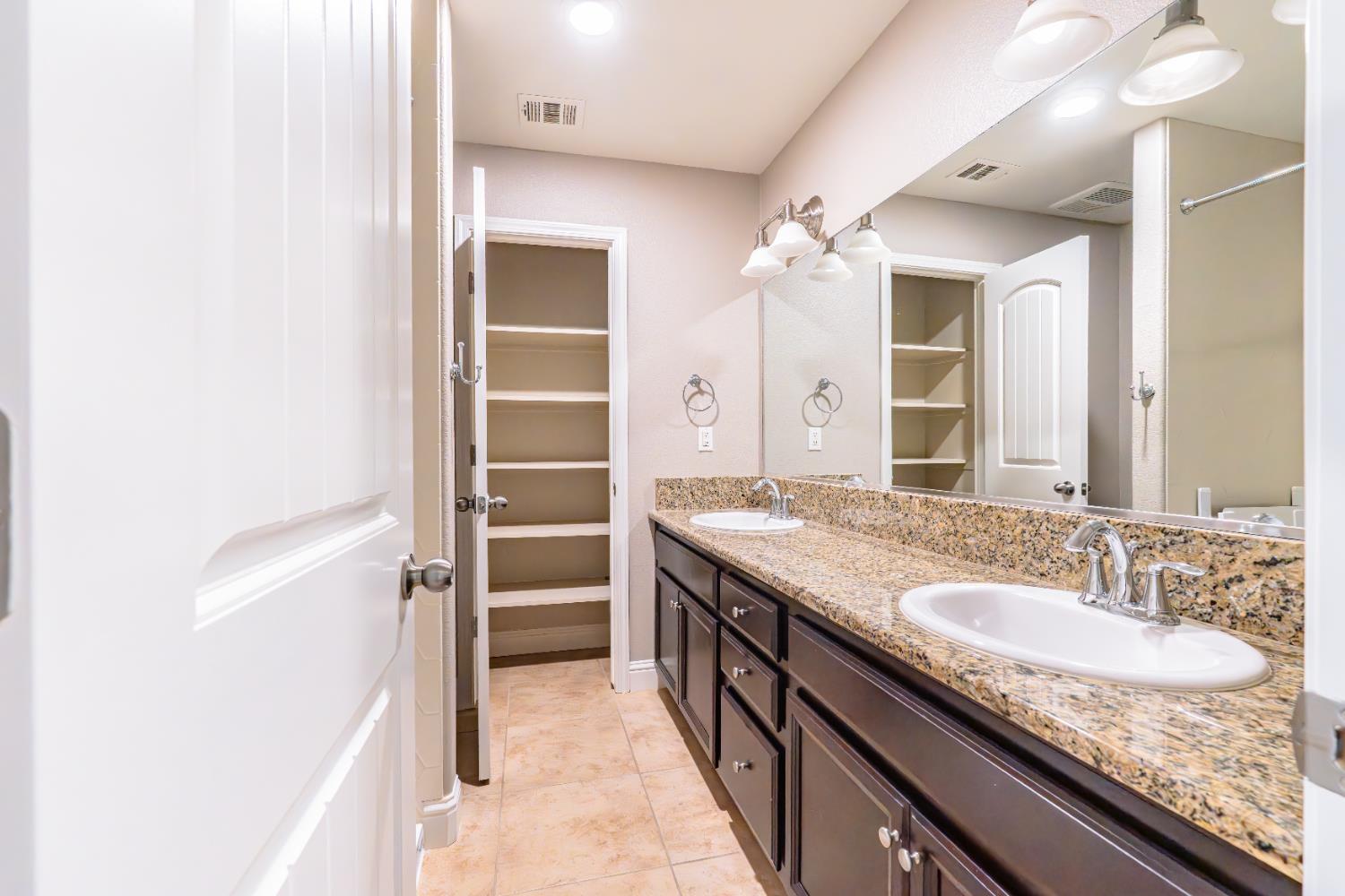 2451 Hermosa Ave, Clovis, CA 93619