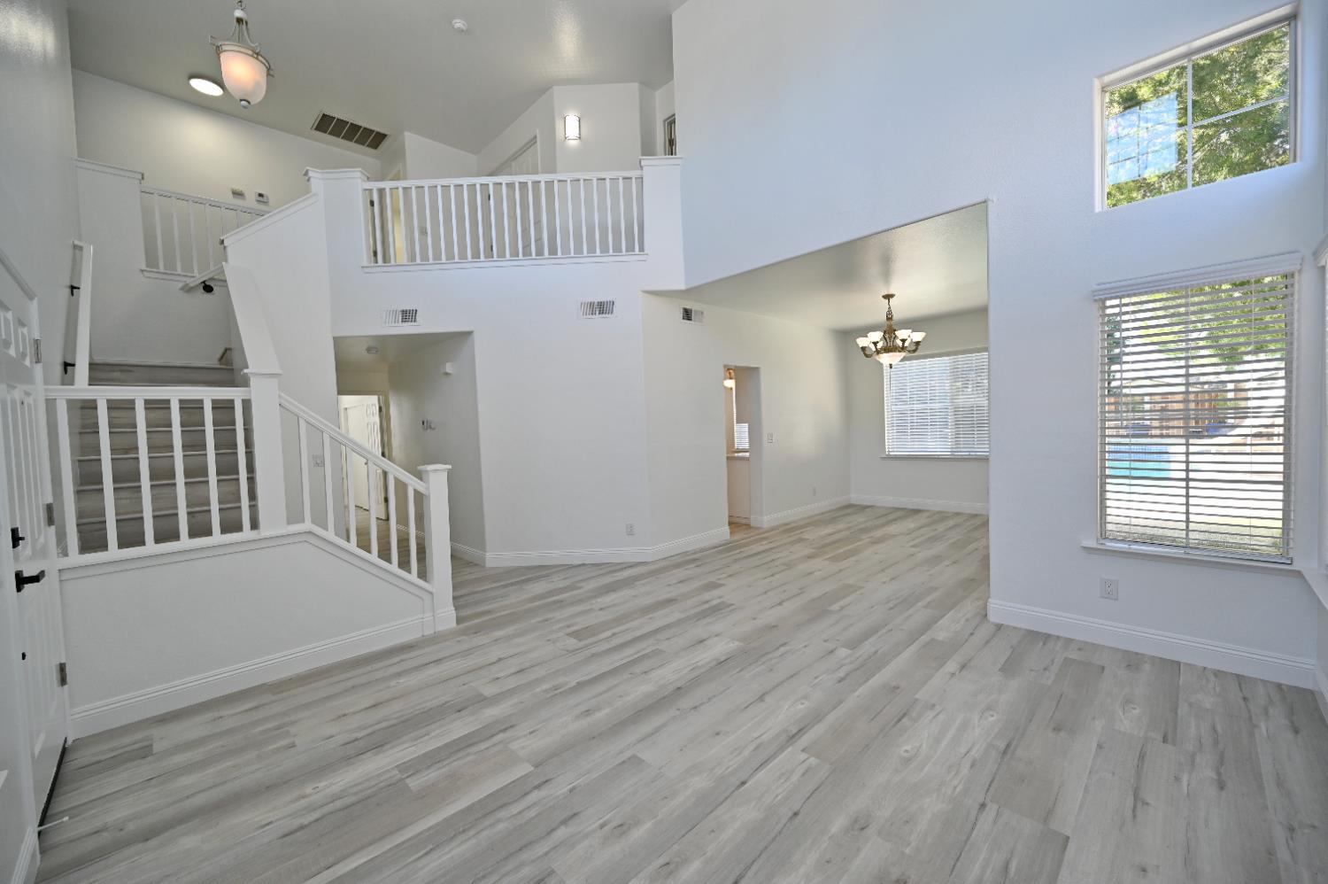 878 N Ash Ave, Clovis, CA 93611