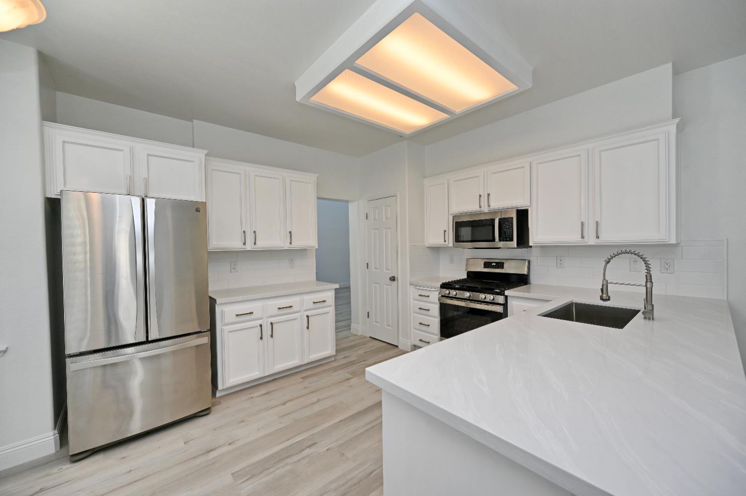 878 N Ash Ave, Clovis, CA 93611