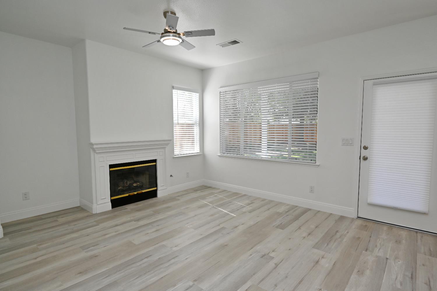 878 N Ash Ave, Clovis, CA 93611