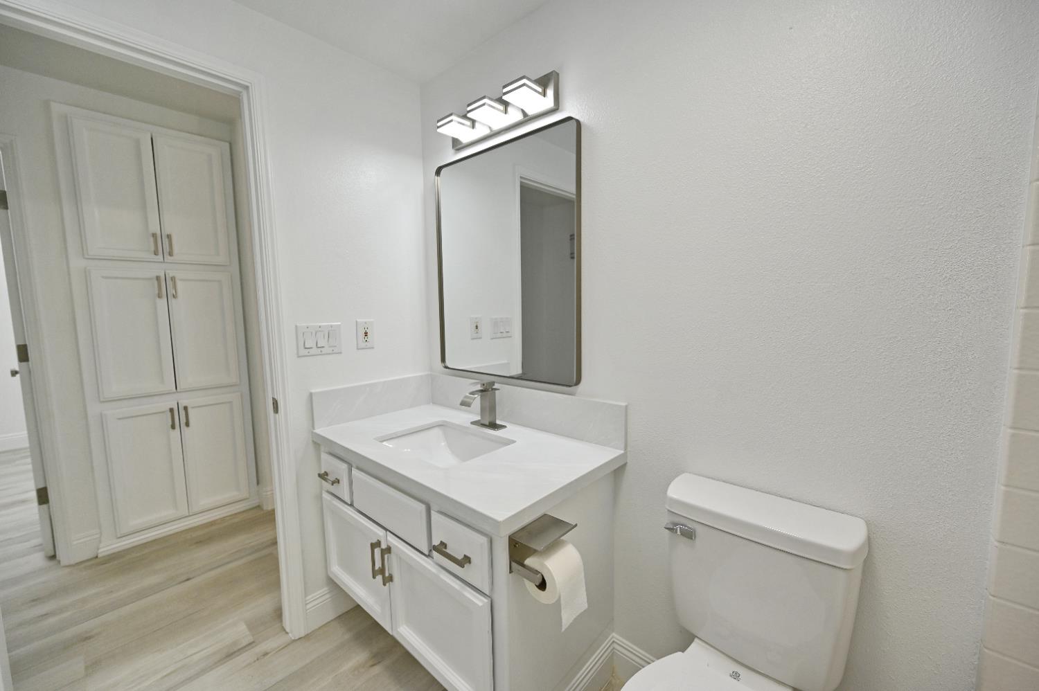 878 N Ash Ave, Clovis, CA 93611