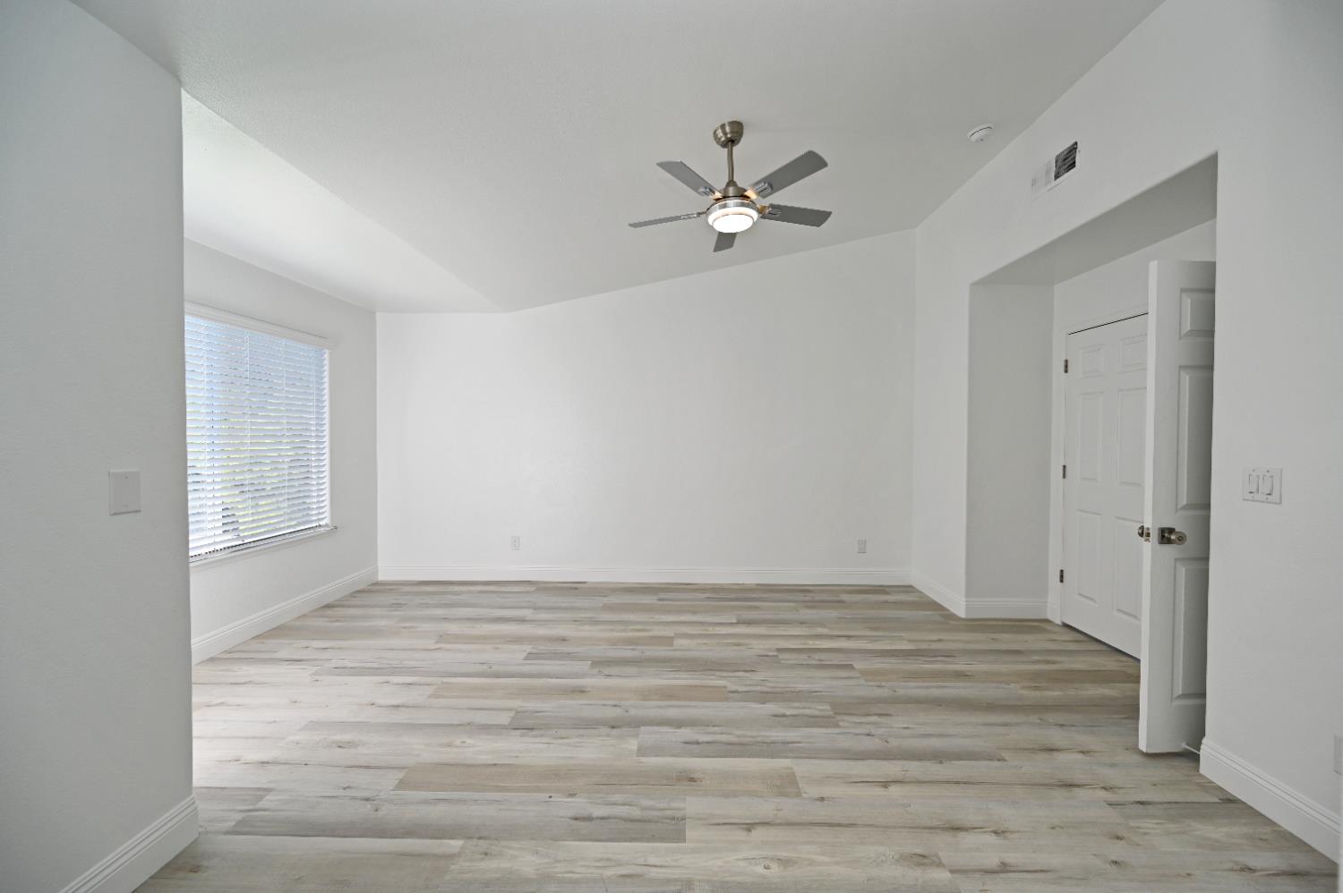 878 N Ash Ave, Clovis, CA 93611