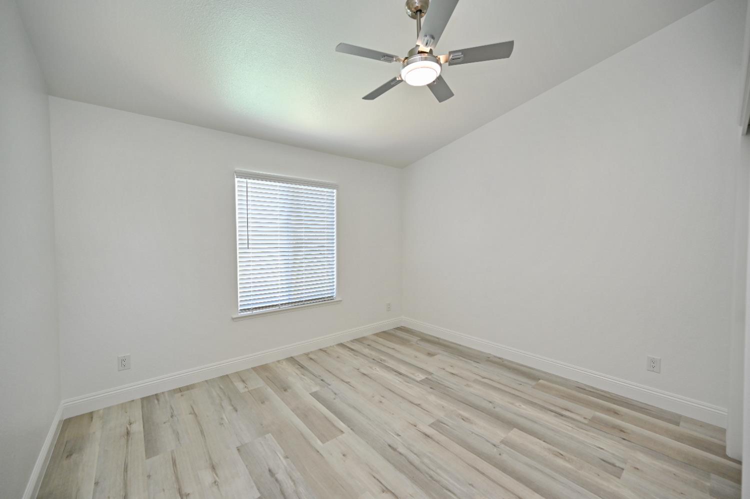 878 N Ash Ave, Clovis, CA 93611