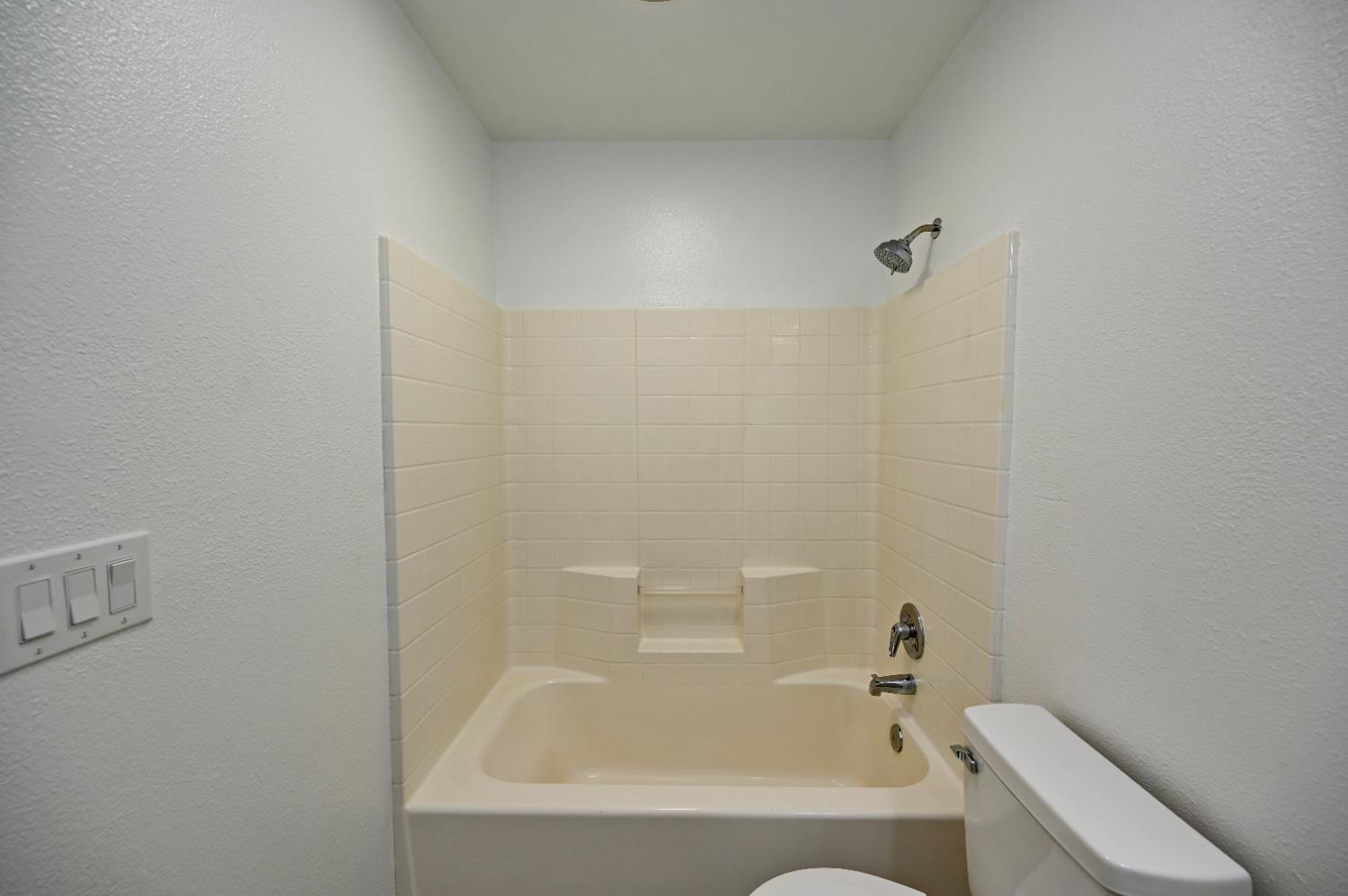 878 N Ash Ave, Clovis, CA 93611