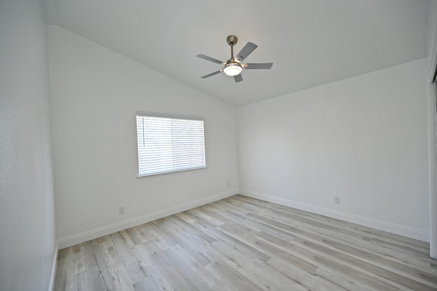 878 N Ash Ave, Clovis, CA 93611