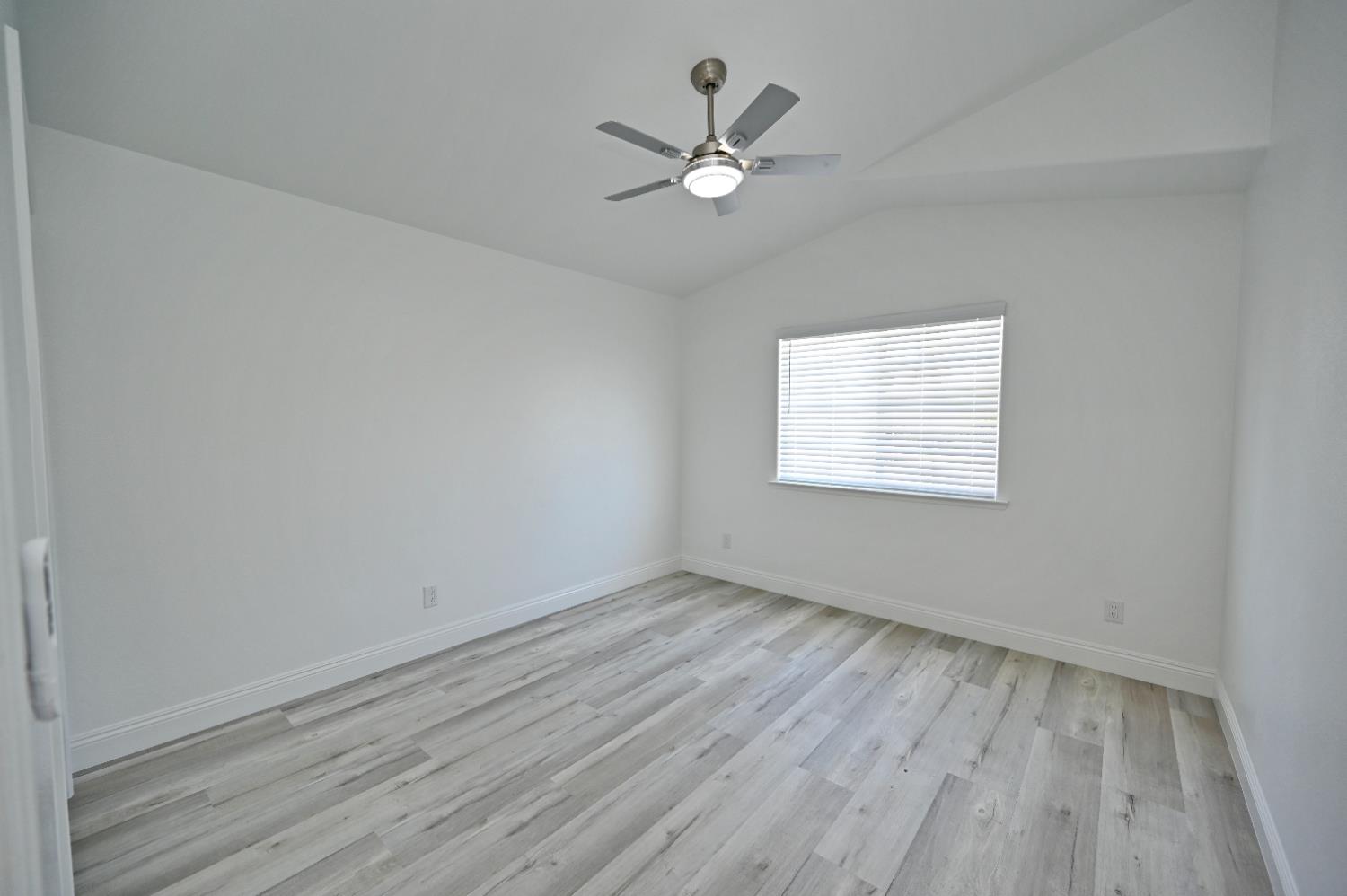 878 N Ash Ave, Clovis, CA 93611