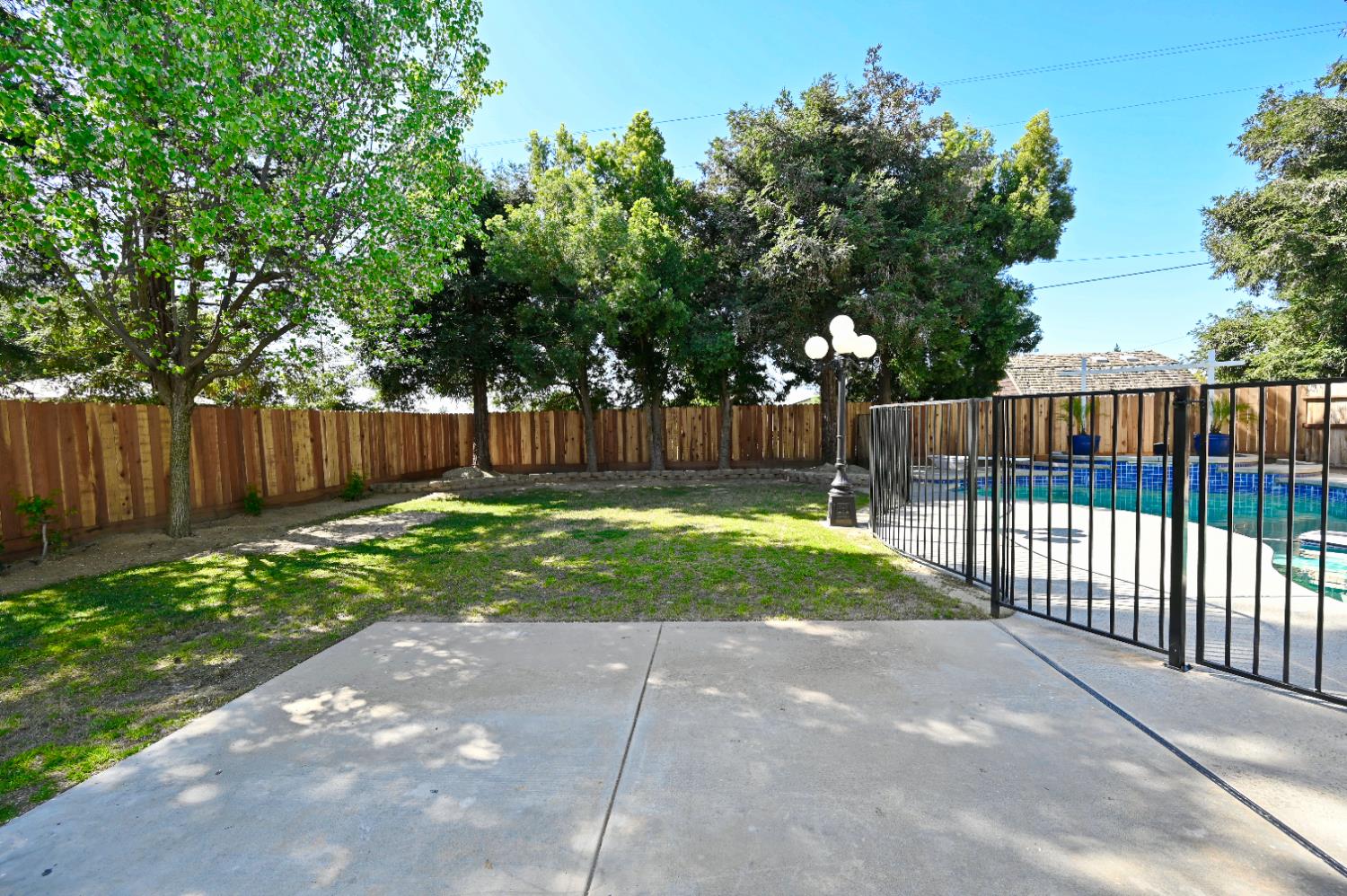 878 N Ash Ave, Clovis, CA 93611