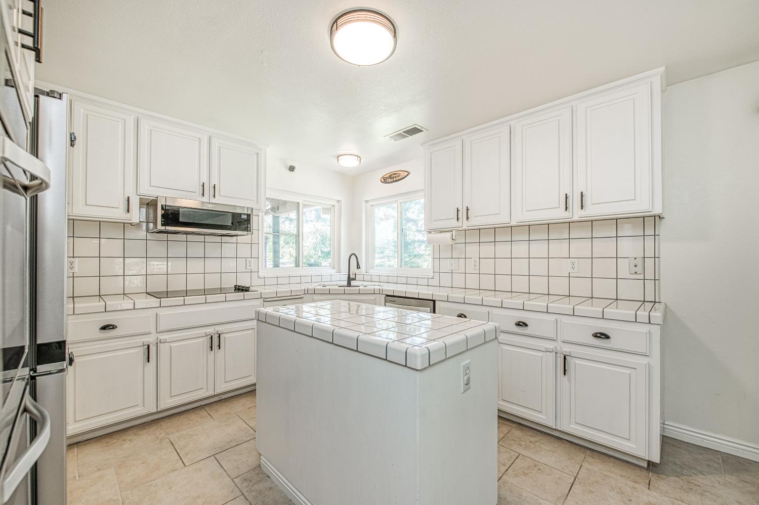 1323 Oak Ave, Clovis, CA 93611