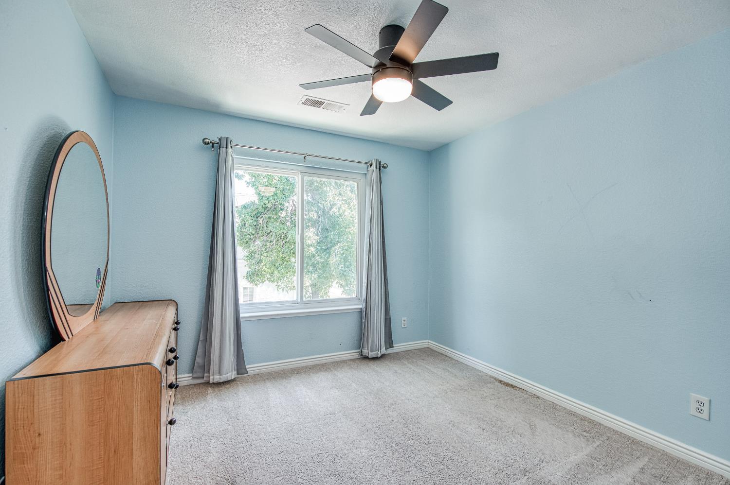 1323 Oak Ave, Clovis, CA 93611