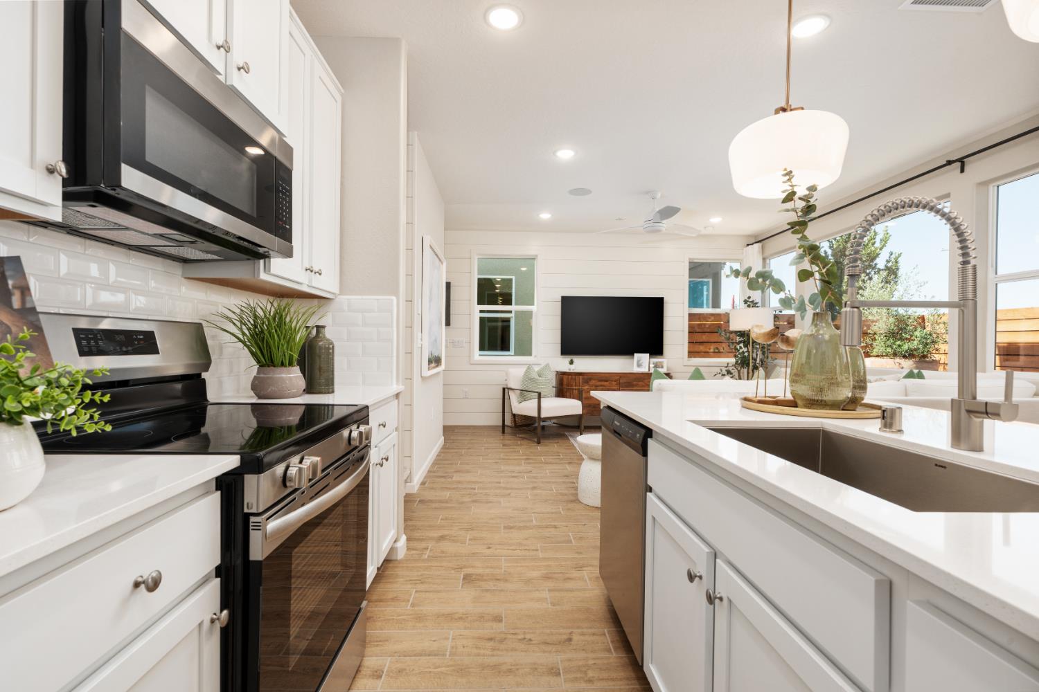 1502 Woodhill Ln, Clovis, CA 93619