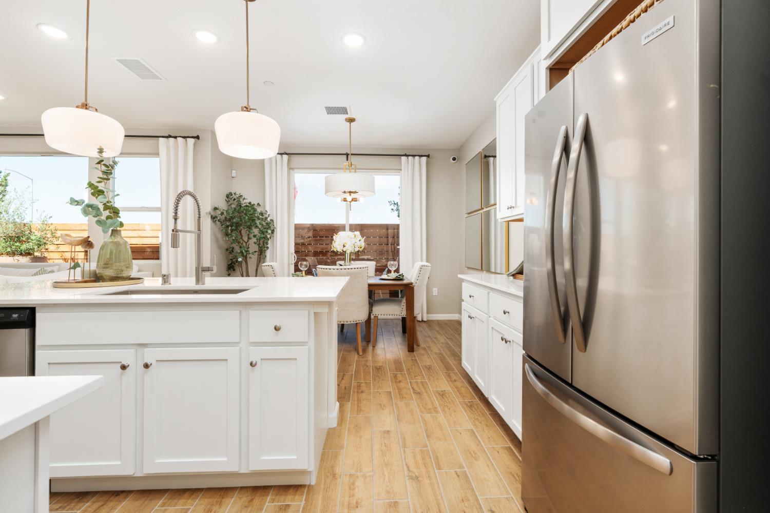 1502 Woodhill Ln, Clovis, CA 93619