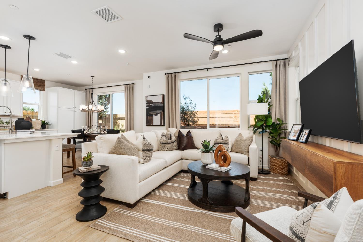 2129 N Wagon Ln, Clovis, CA 93619