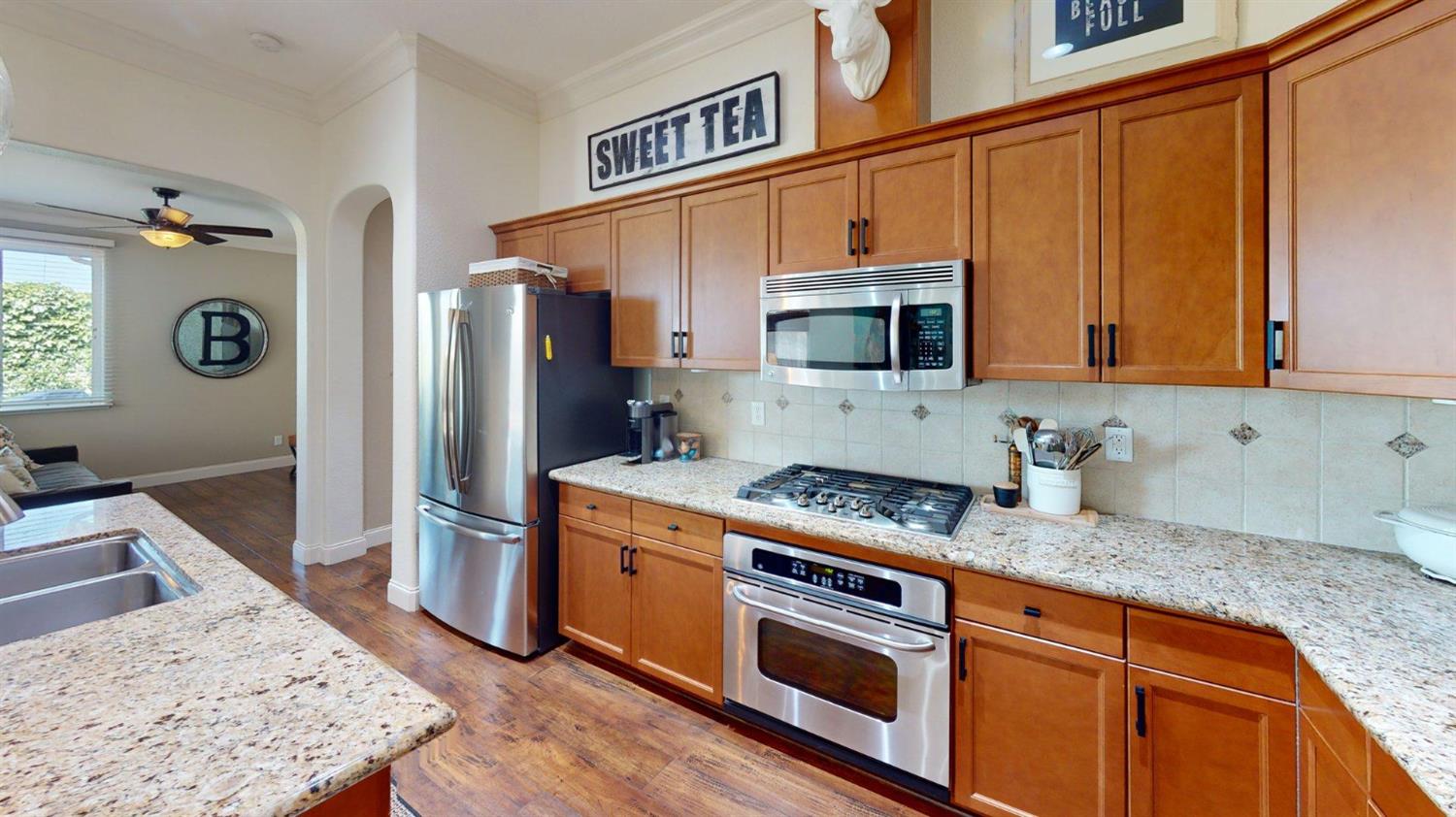 4207 Serena Ln, Clovis, CA 93619