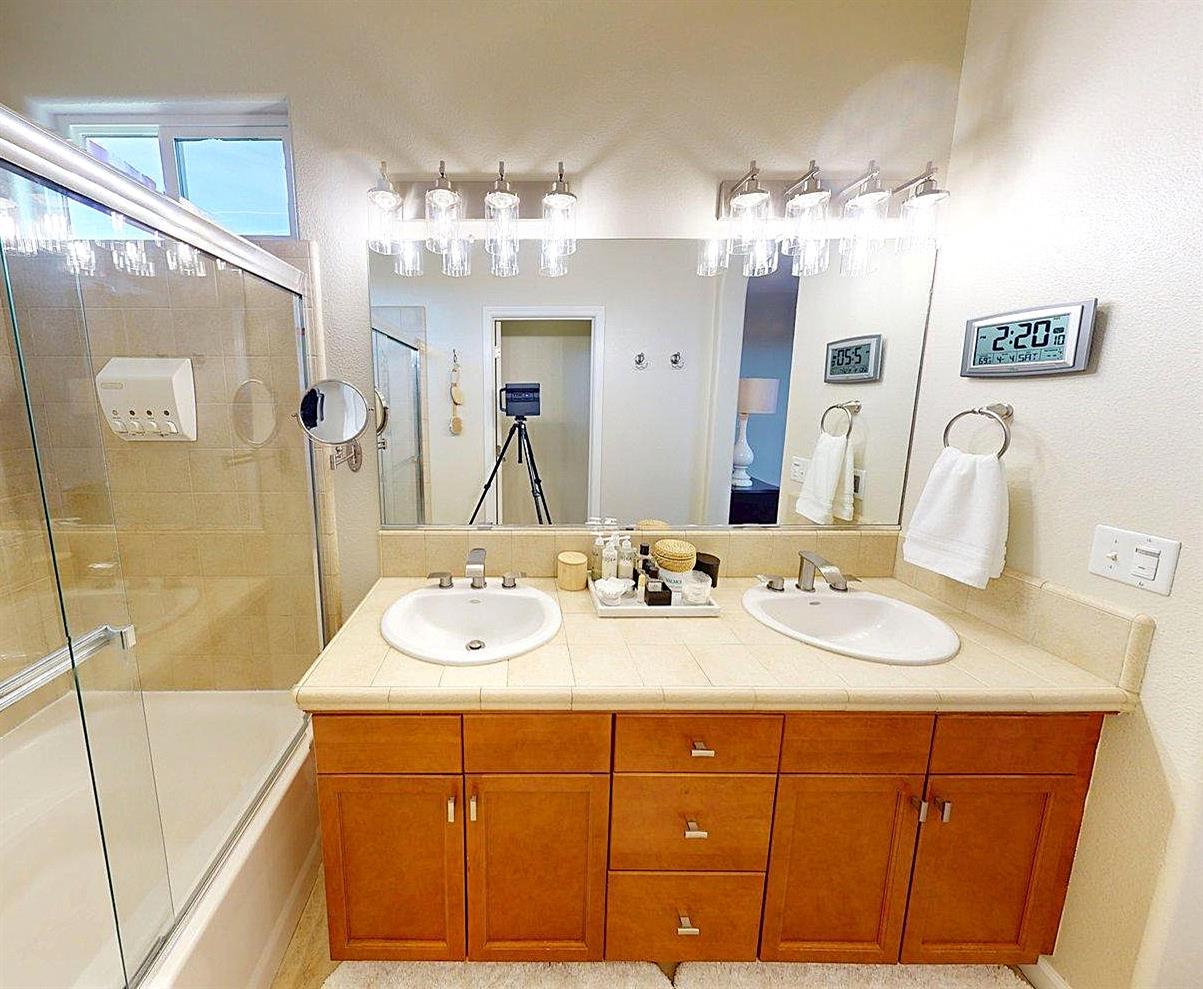 4207 Serena Ln, Clovis, CA 93619